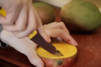 Семь проверенных способов правильно почистить манго для салата, коктейля или соуса