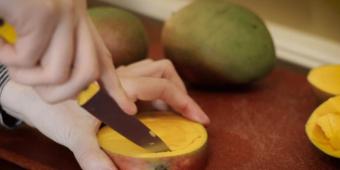 Семь проверенных способов правильно почистить манго для салата, коктейля или соуса